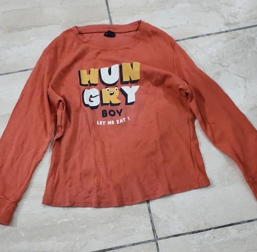 Tee-shirt couleur rouge pour enfant âgé de 8 ans