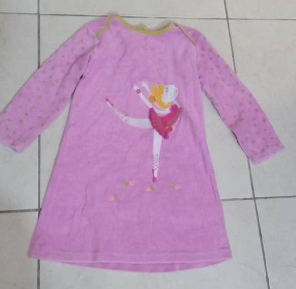 Jolie robe pour fillette de 3 à 4 ans.